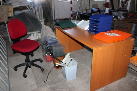 Skrivebord med kontorstol + div kontorartikler