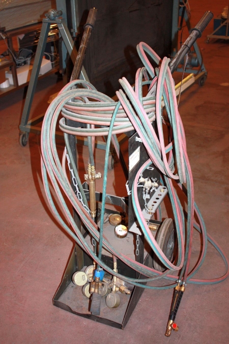 Oxygen and exhaust cart with hoses and manometers