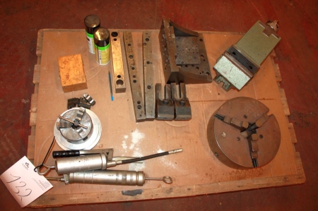 Pallet with vise, clamping surface, three-jack-chuck etc.