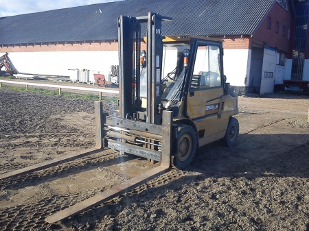 Caterpillar forklift truck, GP40. 4 ton. YOM: 1993. Lifting height: 3700mm. 6 cylinders. Gas.