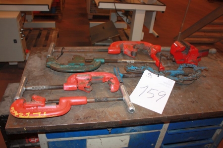 5 pipe-cutters + vise