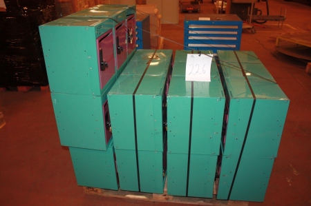 Pallet with lockers, 27