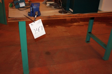 Workbench with vise