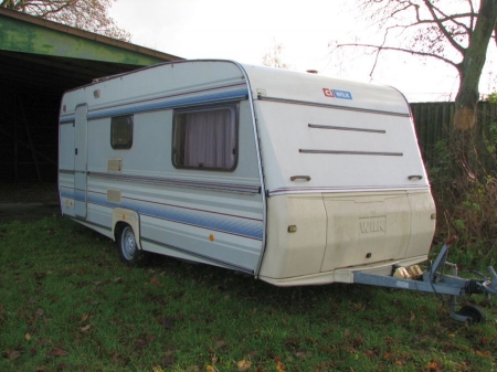 Caravan, Wilk. With toilet / single beds. 220 + 12 volts heater.Ambassador tent Carpet / new tires / new Isabella awning with sides. The cart is used very little, well insulated. Frost-proof water tank. VAT on buyers premium only