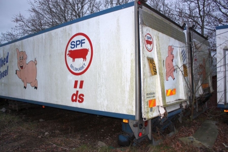 Lastvognslad med lukket kasse med læssebagsmæk. Indrettet til grisetransport