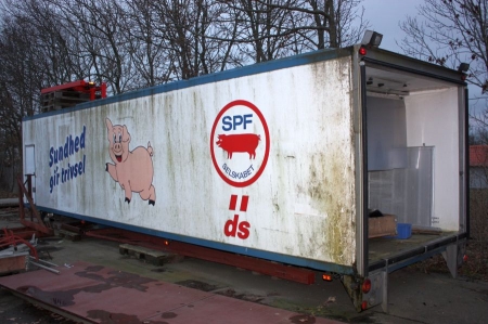 Lastvognslad med lukket kasse. Indrettet til grisetransport