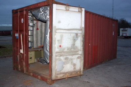 Container, 20 fod. Indrettet med reolopbygning, værkstedsbord + el + indhold