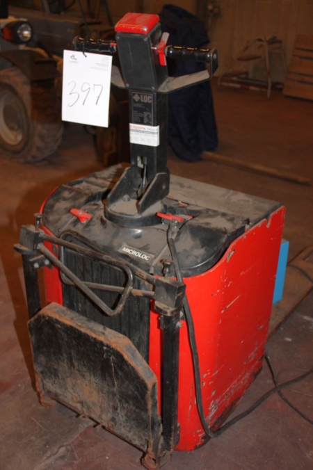 Electric pallet lifter, model Micro Lock 2000 kg. Can not run.