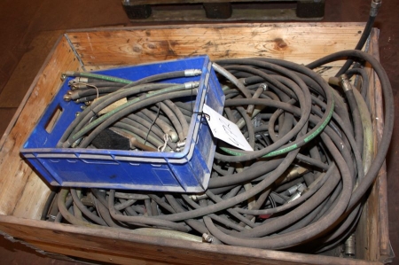 Pallet with various hydraulic hoses with couplings