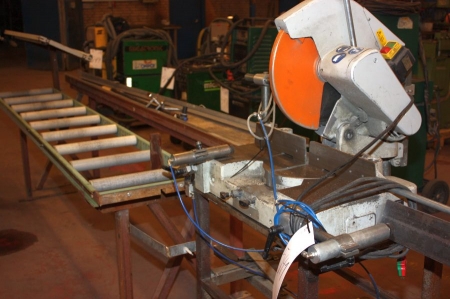 Alu-saw with roller conveyors and clamping