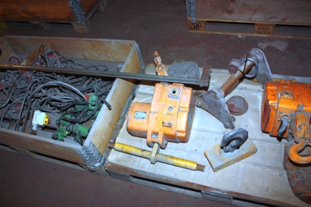 2 electric hoists on a pallet, Kito + pallet with accessories