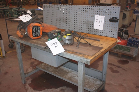 Værktøjsbord med værktøjstavle