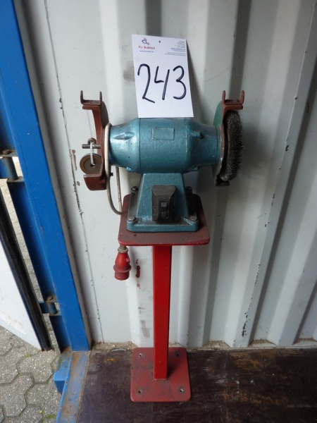 Bench grinder with wire brush. Works fine. Sold by private individual. Only VAT on fees.