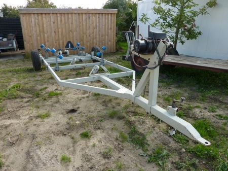 Boat trailer, fitted with 5 ton winch. NOTE: without papers! Max. 30 km / h. Sold by private individual. Only VAT on fees.