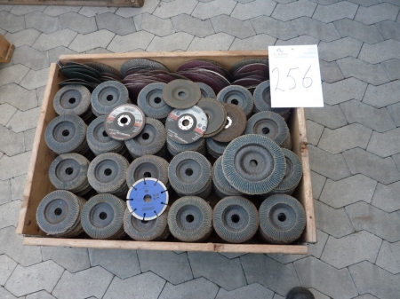 Pallet with slightly used flap discs + grinding discs + polishing disks + 1 diamond wheel. NOTE: Sold without pallet and frame