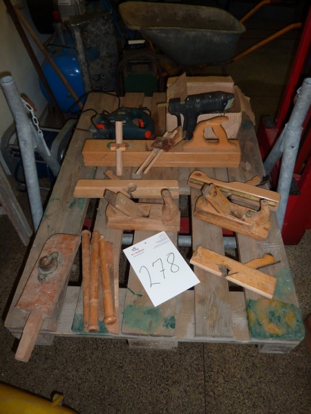 Pallet with various carpenter tools. Sold by private individual. Only VAT on fees.