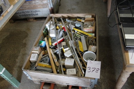 Pallet with hardware tools, nails, screws, etc. Sold by private individual. Only VAT on fees.
