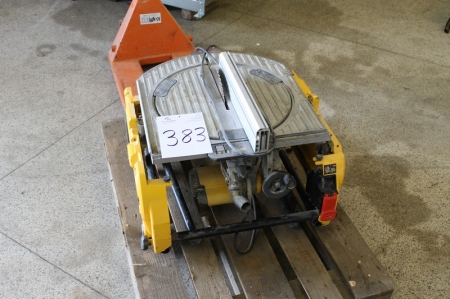 Table saw, The Walt D27105. Sold by private individual. Only VAT on fees.