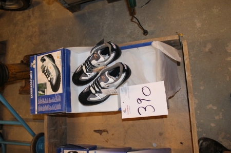 7 pair of cycling shoes: 3 x 40 + 3 x 41 + 1 x 42 Sold by private individual. Only VAT on fees.