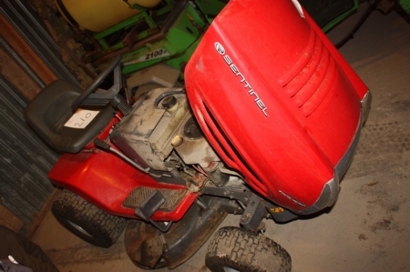 Garden tractor, Sentinel Murray. Engine: Briggs & Stratton 15.5 hp. Year 2004