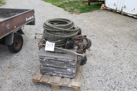 About 22 trough? Bornholm ceramics + about 13 drinking cups + 4 x10 meter hose. Sold by private individual. Only VAT on fees.