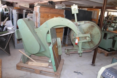 Bandsaw, height: 215 cm. Band Wheel ø 700 mm. Tilting surface, Located on pallet