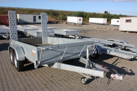 Machine Trailer (12). Galvanized steel panels with ramp. Agados Minibagger. 3500/2850 kg. Fiber Base. Lashings. Platform dimensions, approximately 3300x1880 mm. Supplied without license plates. Frame number: TKXMS1235CCBA1014