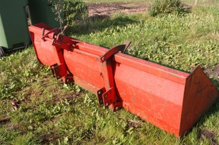 Rear mounted shovel, width approx 2 meters