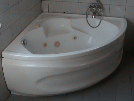 Jacuzzi, Danform. Pump and air. Dimension: 140x140 cm. The curved front is included, but without fittings