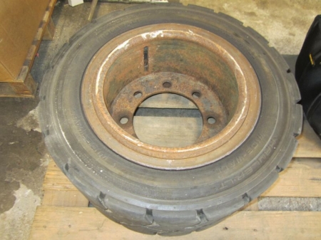 Truck Wheel with 8 bolt holes, Air rubber wheels, tire dimension: 28x12,5-15N HS 24 PR. Thread approximately 80%