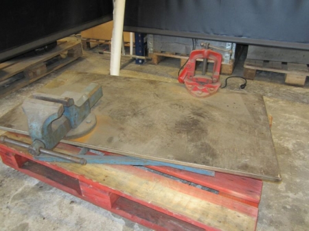 Pallet with workshop table approximately 120x55cm, with folding frame, vice and pipe vice