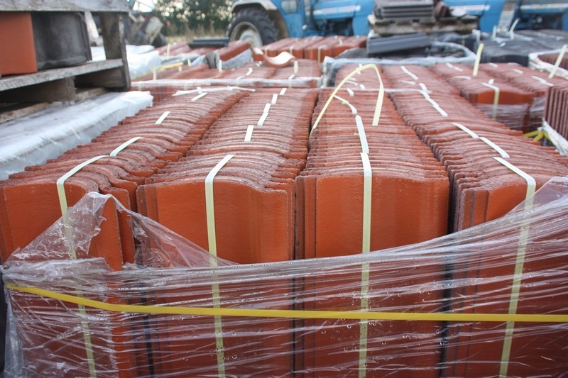 Concrete roofing tiles, red, IBF, 2 x 9 pallets, about 225 m2 - KJ