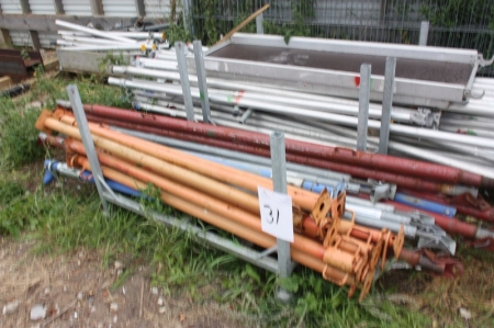 Frame with supports (soldiers). Approximately 7 x orange, length approximately + Approx 170 cm 8 x galvanized, length approximately + Approx 170 cm 4 x blue + about 5 x red, length approximately 230 cm