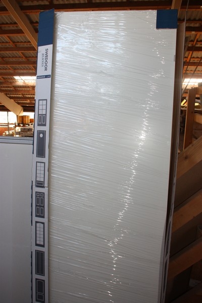 Interior door, approximately 725x2040 mm + package with plasterboard, about 600x600mm