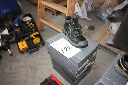 4 pair of safety shoes, 46, 46, 44, 42