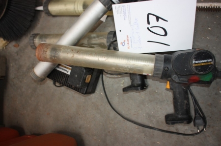 2 x akufugepistoler, Panasonic med batteri og lader