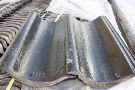 Concrete roofing tiles, black glazed, IBF. Approximately 225 m2, 2x9 pallets