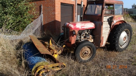 Traktor "Ferguson 35" med kost og førerhus. Benzin.