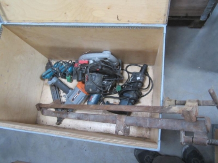 Værktøjskasse med Paslode sømpistol, Bosch stiksav, 2 stk skruetvinger, Hitachi gipsskruetrækker, Skille rundsav og Bosch slagboremaskine