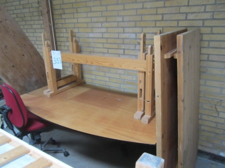 Skrivebord, stol samt 2 fyrretræs borde