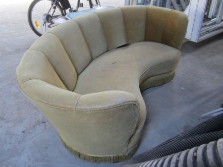 Buet sofa i grøn stof, noget slidt, sælges af privat, kun moms af salær