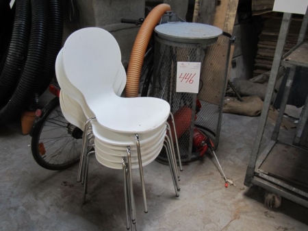 6 stk formspændte stole i hvid med kromstel, damecykel Tårnby Acapulco, stand ukendt, skraldestativ, ildslukker 2 kg ACB, 1 havesprøjte samt plastslange
