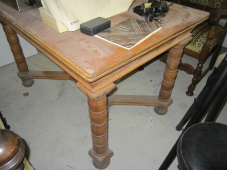 Spisebord med drejede ben i brun massivt træ samt Singer symaskine 7161/7186