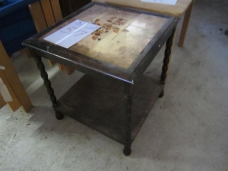 Antik kakkelbord med drejede ben og 9 kakler med påmalet naturmotiv, 1 kakkel revnet, ellers intakt 