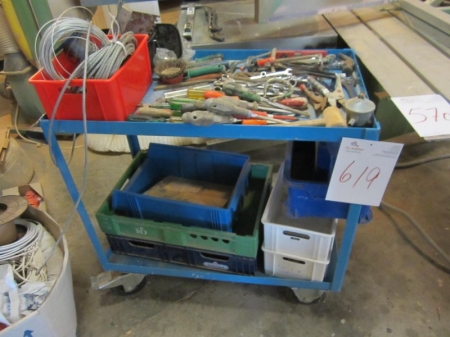 Rullebord med kasser, wirer, håndværktøj mm