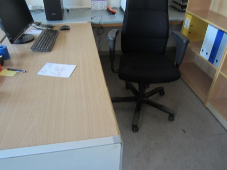 Skrivebord med stol, 2 lave reoler, 1 høj reol, rubank, stumtjener, whiteboard samt maleri og plakater i kontor