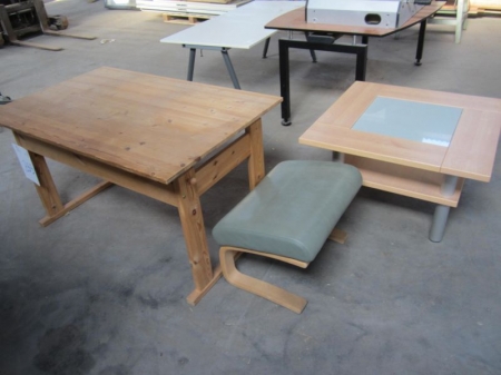 Bord i fyrretræ, bord med folie, fodskammel med grønt læder samt sofabord, sælges af privat, kun moms af salær