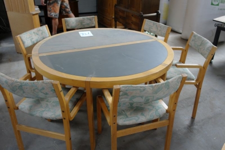 Rundt bord med 6 stole, sælges af privat, kun moms af salær