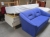 3 boxsenge, sofa med blåt stof samt sofa i hvid stof hvor bundhynderne mangler