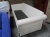 3 boxsenge, sofa med blåt stof samt sofa i hvid stof hvor bundhynderne mangler